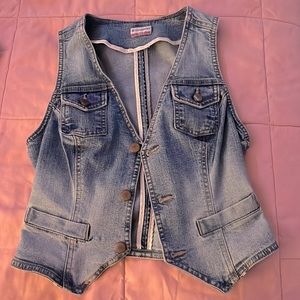 Light wash jean vest, stretch material sizes for xs-L
